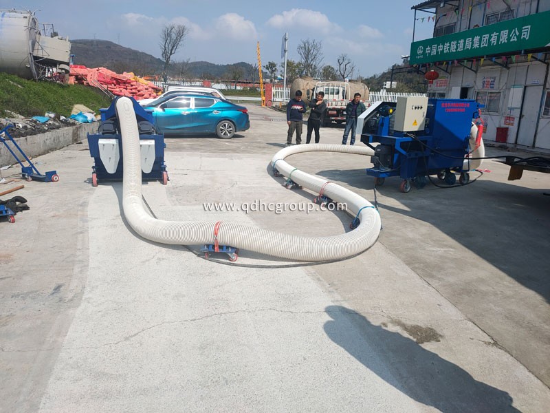 路面拋丸機作業(yè)現(xiàn)場 路面拋丸機作業(yè)現(xiàn)場